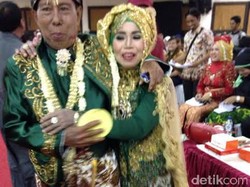 Ini Kebahagiaan Pasangan Nikah Massal Dapat SIM