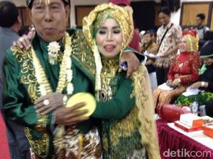Ini Kebahagiaan Pasangan Nikah Massal Dapat SIM Ini Kebahagiaan Pasangan Nikah Massal Dapat SIM