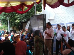 Sambil Menangis, Ibu ini Curhat Anaknya Tak Bisa Ikut Ujian ke Anies