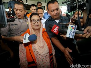 Eks Menkes Siti Fadilah Kembali Diperiksa KPK Eks Menkes Siti Fadilah Kembali Diperiksa KPK