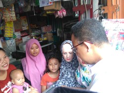 Sambil Beli Kerudung, Anies Janjikan Modal ke Pedagang Pulo Gadung