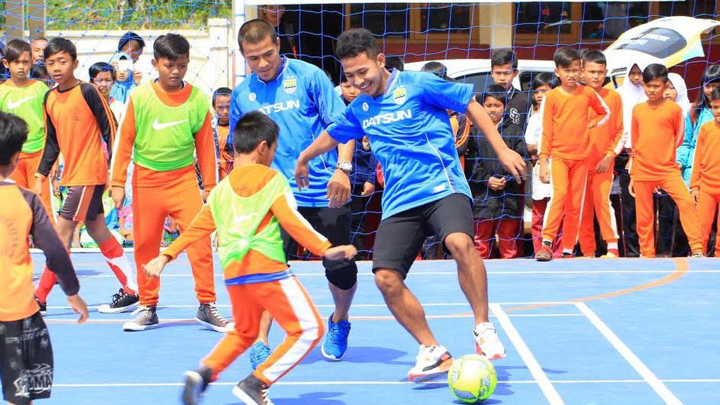Girangnya Anak SD Main Bola Bareng Persib Girangnya Anak SD Main Bola Bareng Persib