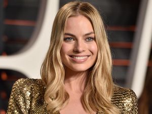 Trik Makeup Sempurna Margot Robbie, Pakai Foundation dengan Sikat Gigi