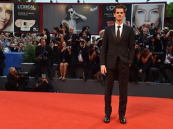 Alasan Andrew Garfield Cium Ryan Reynolds di Golden Globe 2017