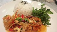 Ada Thai Chili Chicken dan Double Cheese Burger yang Mantap di Sini