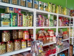 Melimpahnya Makanan Buatan Malaysia di Perbatasan Entikong