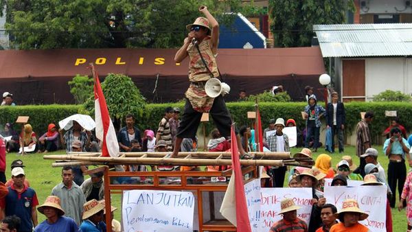 Warga Tuntut Pembangunan Pabrik Semen Rembang Diteruskan