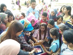 Mamah-mamah Muda Bagikan Ice Cream Pakai Daster Peringati Hari Ibu