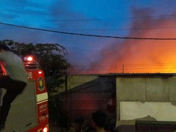 Pabrik Biji Plastik di Bekasi Terbakar, Asap Tebal Membumbung Tinggi