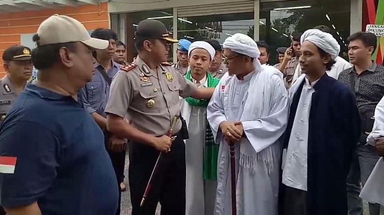 Kisah Viral Polres Sragen Cegah Ormas Masuk Swalayan Terkait Atribut Natal