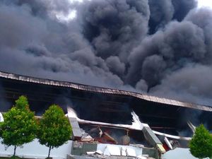 Ini Penampakan Asap Tebal dari Pabrik Biji Plastik di Bekasi yang Terbakar