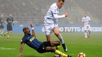 Geoffrey Kondogbia berusaha menghentikan serangan Sergej Milinkovic-Savic. Alessandro Garofalo/Reuters/detikFoto.