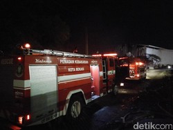 Sudah 10 Jam, Api di Pabrik Biji Plastik Bekasi Masih Menyala