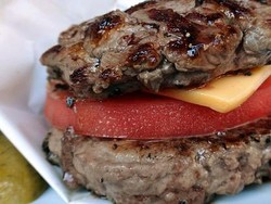 Di Sini Roti untuk Burger Digantikan dengan Daging Juicy!