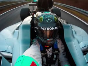 Rosberg Tancap Gas Pakai Mobil F1... Sambil Selfie! Rosberg Tancap Gas Pakai Mobil F1... Sambil Selfie!