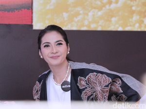 Maudy Koesnaidi Tampil Fresh
