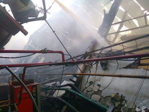Setelah 7,5 Jam, Api di Pabrik Biji Plastik di Bekasi Belum Padam