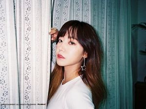 Cedera Kaki, Namjoo A Pink Terlihat Duduk di Kursi Roda Cedera Kaki, Namjoo A Pink Terlihat Duduk di Kursi Roda