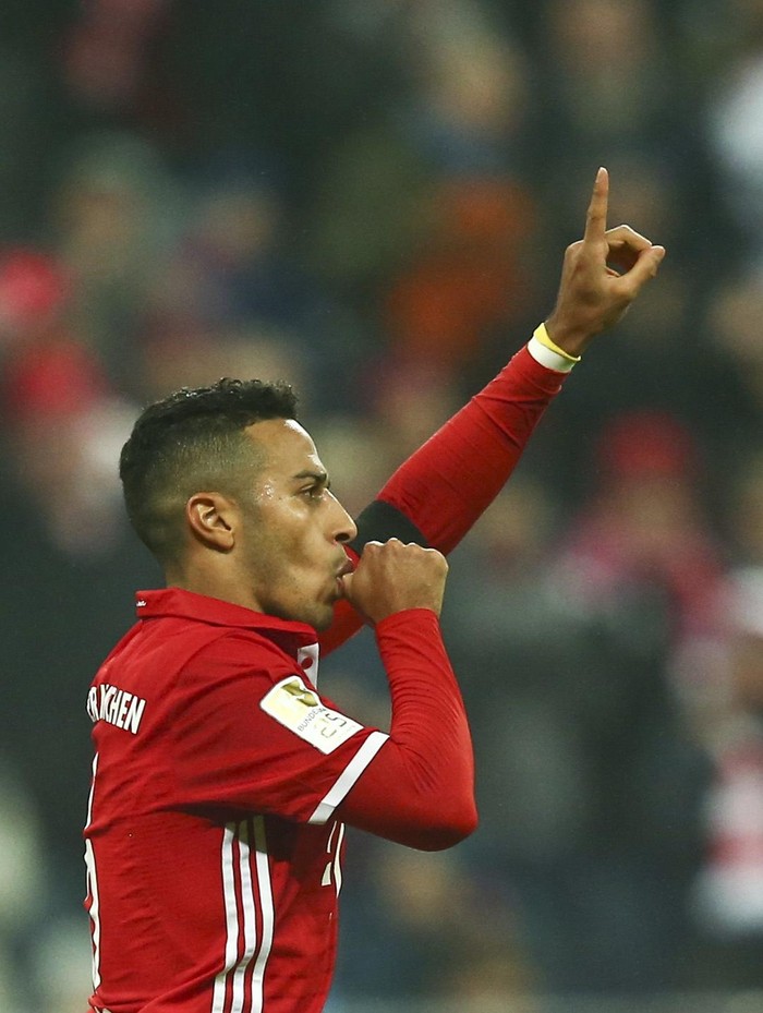 Ups, Thiago Alcantara Salah Oper Bola ke Sinterklas
