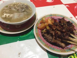 RM H. Sadjim: Nyuss! Empuknya Sate Kambing Khas Tegal Berbumbu Kecap yang Gurih