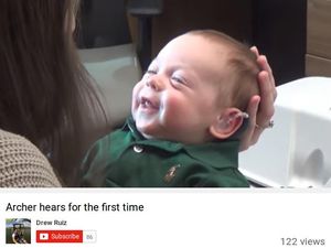 Aih! Bahagianya Bayi Ini Saat Dengar Suara Orang Tuanya Pertama Kali