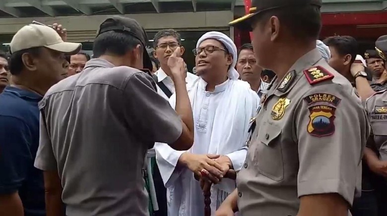 Debat Iptu Ali dengan Pimpinan Ormas yang Hendak Masuk Swalayan di Sragen Debat Iptu Ali dengan Pimpinan Ormas yang Hendak Masuk Swalayan di Sragen