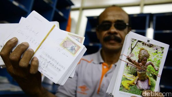 Melihat Kesibukan Pak Pos di Ruang Kerjanya