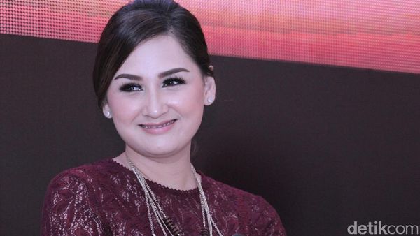 Mona Ratuliu, Cantiknya Awet Ya?