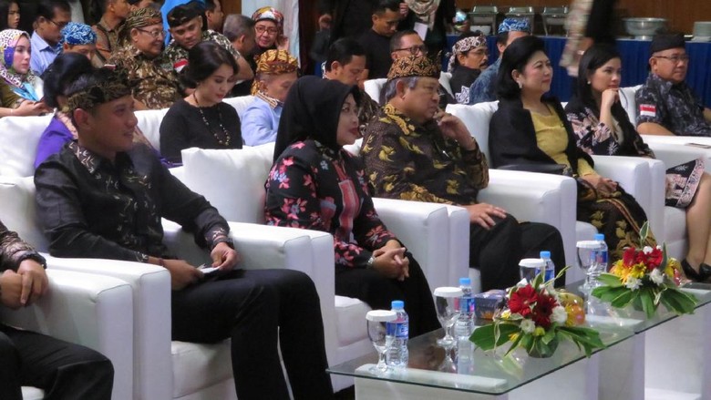 Ditemani SBY dan Ani Yudhoyono, Agus-Sylvi Tatap Muka dengan Warga Pasundan