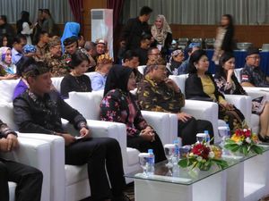 Kue dan Bunga Jadi Kado Agus untuk Ani Yudhoyono