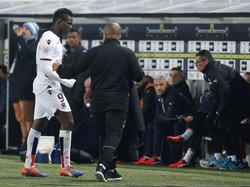 Balotelli Dikartu Merah, Beri Hadiah ke Fans, lalu Tepis Kamera TV