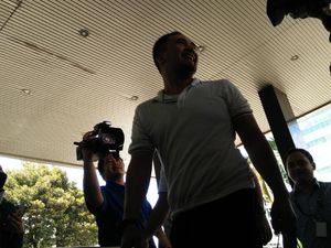 Jadi Tersangka Korupsi, Saipul Jamil Tebar Senyum dan Lambaikan Tangan