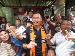 Agus Yudhoyono Disambut Pendukung Persija di Menteng Jakarta