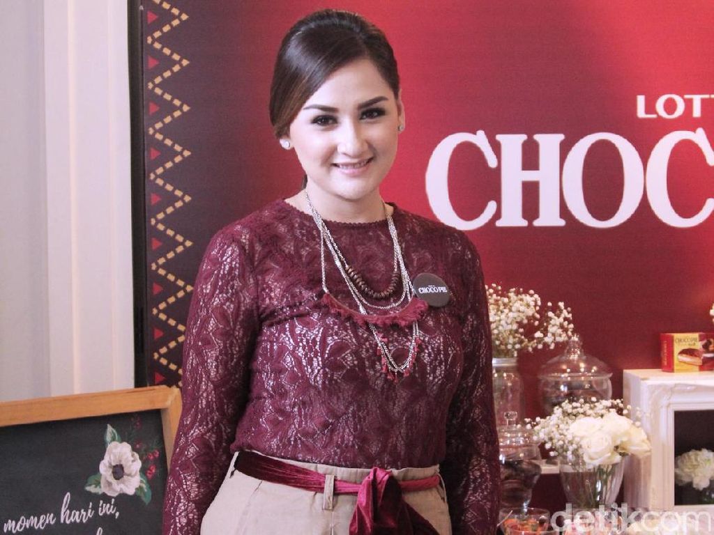 3 Tips Membangun Keluarga Bahagia dan Harmonis dari Mona Ratuliu 3 Tips Membangun Keluarga Bahagia dan Harmonis dari Mona Ratuliu