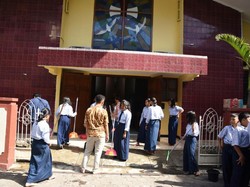 Saat Pelajar SMP Purwakarta Bantu Bersihkan Gereja Jelang Natal