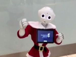 Ketika Traveler Disambut Robot Berpakaian Sinterklas di Bandara Glasgow Ketika Traveler Disambut Robot Berpakaian Sinterklas di Bandara Glasgow