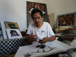 Seniman di Jombang Membuat Karya dengan Rambut Manusia