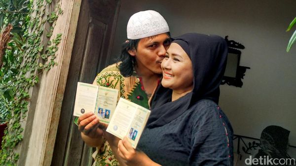 Mmuah...Kecupan Mesra Sang Suami pada Ria Irawan