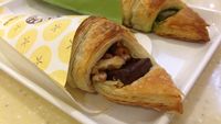 Menikmati Chococro Lembut Isi Banana Walnut dan Matcha
