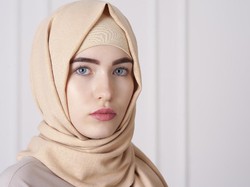 Hijabers Ini Menang Gugatan Rp 1 Miliar karena Kasus Jilbab Dilepas Polisi
