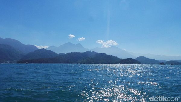 Seperti di Eropa, Begini Cantiknya Danau Biru Jernih Dari Taiwan
