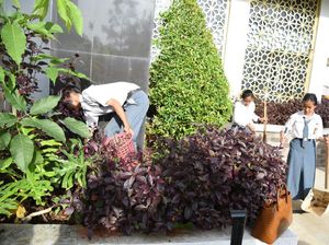 Pelajar Lintas Agama Bersih-bersih di Lingkungan Masjid Purwakarta