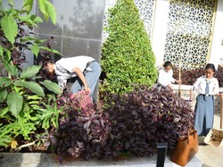 Pelajar Lintas Agama Bersih-bersih di Lingkungan Masjid Purwakarta