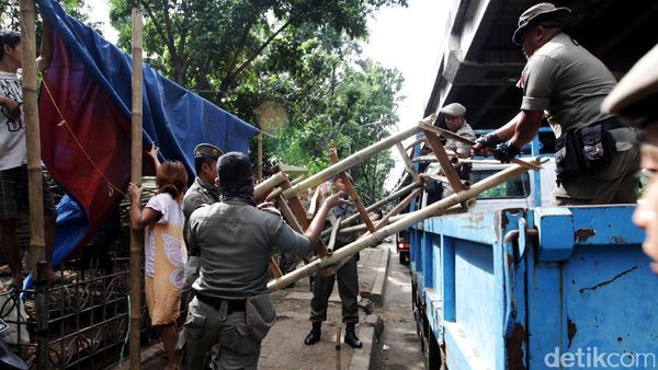 PKL di Jalan Ahmad Yani Jaktim Ditertibkan