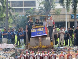 Naik Slender, Sri Mulyani Musnahkan Miras Hingga Sex Toys Ilegal