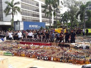 Kemenkeu dan BNN Musnahkan Miras dan Rokok Ilegal, Negara Rugi Rp 12 M Kemenkeu dan BNN Musnahkan Miras dan Rokok Ilegal, Negara Rugi Rp 12 M