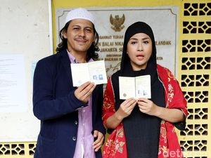 Suami Mualaf, Ria Irawan: Saya Nggak Tuntun Dia Suami Mualaf, Ria Irawan: Saya Nggak Tuntun Dia