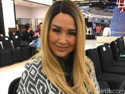 Nyentrik Terus, Titi Dj Pantang Ikuti Tren Fashion