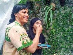 Dari Tukang Siomay, Es Dawet, sampai Rujak Ramaikan Syukuran Nikah Ria Irawan