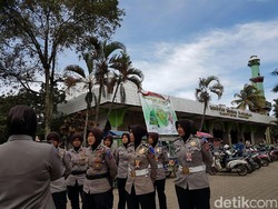 Srikandi Polres Bandung Jaga Keamanan Masjid Saat Polki Salat Jumat